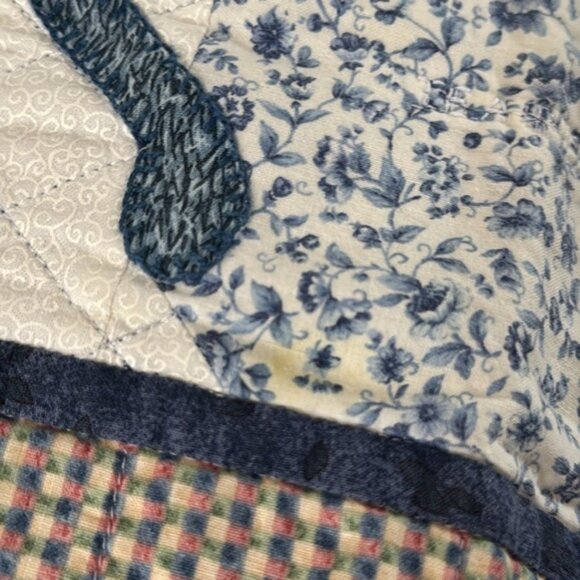 Patchwork Teapot Floral Quilt 31 x 31 - Picture 9 of 11